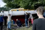 Båtupptagning på gammalt traditionellt vis, med handkraft, på Årstavikens SS vid Eriksdalsbadet 26 september 2009