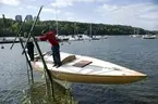 Båtupptagning på gammalt traditionellt vis, med handkraft, på Årstavikens SS vid Eriksdalsbadet 26 september 2009