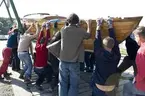 Båtupptagning på gammalt traditionellt vis, med handkraft, på Årstavikens SS vid Eriksdalsbadet 26 september 2009