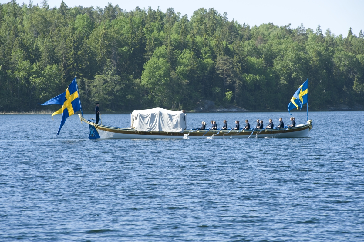 Övning att ro Vasaorden inför bröllopet mellan Kronprinsessan Victoria och Daniel Westling, vid Berga örlogsbas 2010.