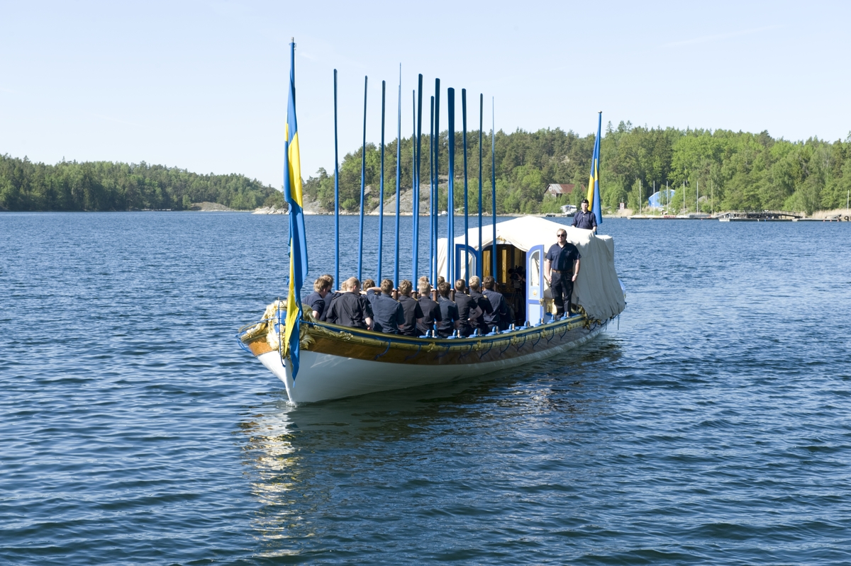 Övning att ro Vasaorden inför bröllopet mellan Kronprinsessan Victoria och Daniel Westling, vid Berga örlogsbas 2010.