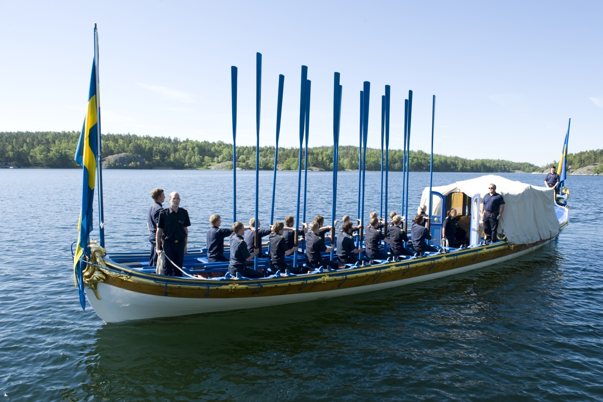 Övning att ro Vasaorden inför bröllopet mellan Kronprinsessan Victoria och Daniel Westling, vid Berga örlogsbas 2010.