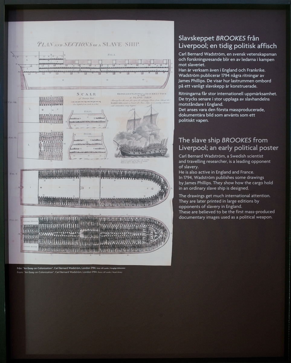 Vandringsutställningen "En dunkel historia" om den transatlantiska slavhandeln. Skylt med utställningstext.