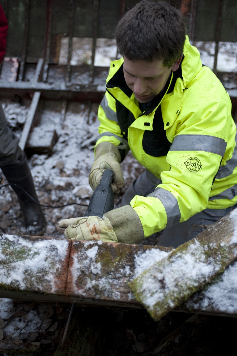 METEOR som legat bortglömd i en åker i många år, tas omhand av två norska bröder. Här sågas hon itu för att kunna fraktas till Norge för renovering. Anders Vaerneus är kontaktperson.