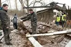 METEOR som legat bortglömd i en åker i många år, tas omhand av två norska bröder. Här sågas hon itu för att kunna fraktas till Norge för renovering. Anders Vaerneus är kontaktperson.