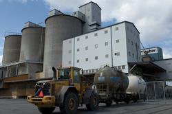 Bilder från Cementas depå vid Liljeholmen i Stockholm. En sa