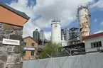 Bilder från Cementas depå vid Liljeholmen i Stockholm. En samtidsdokumentation gjord av Arkivarie Eva Hult och fotograf Anneli Karlsson. Bilderna är tagna under att antal besök på/kring området och inne i fabriken. Bider från en resa med Cementas fartyg Östanvik hör samman med dessa bilder från depån.