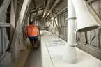 Bilder från Cementas depå vid Liljeholmen i Stockholm. En samtidsdokumentation gjord av Arkivarie Eva Hult och fotograf Anneli Karlsson. Bilderna är tagna under att antal besök på/kring området och inne i fabriken. Bider från en resa med Cementas fartyg Östanvik hör samman med dessa bilder från depån.