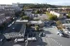 Bilder från Cementas depå vid Liljeholmen i Stockholm. En samtidsdokumentation gjord av Arkivarie Eva Hult och fotograf Anneli Karlsson. Bilderna är tagna under att antal besök på/kring området och inne i fabriken. Bider från en resa med Cementas fartyg Östanvik hör samman med dessa bilder från depån.