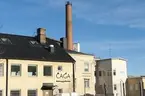 Bilder från Cementas depå vid Liljeholmen i Stockholm. En samtidsdokumentation gjord av Arkivarie Eva Hult och fotograf Anneli Karlsson. Bilderna är tagna under att antal besök på/kring området och inne i fabriken. Bider från en resa med Cementas fartyg Östanvik hör samman med dessa bilder från depån.