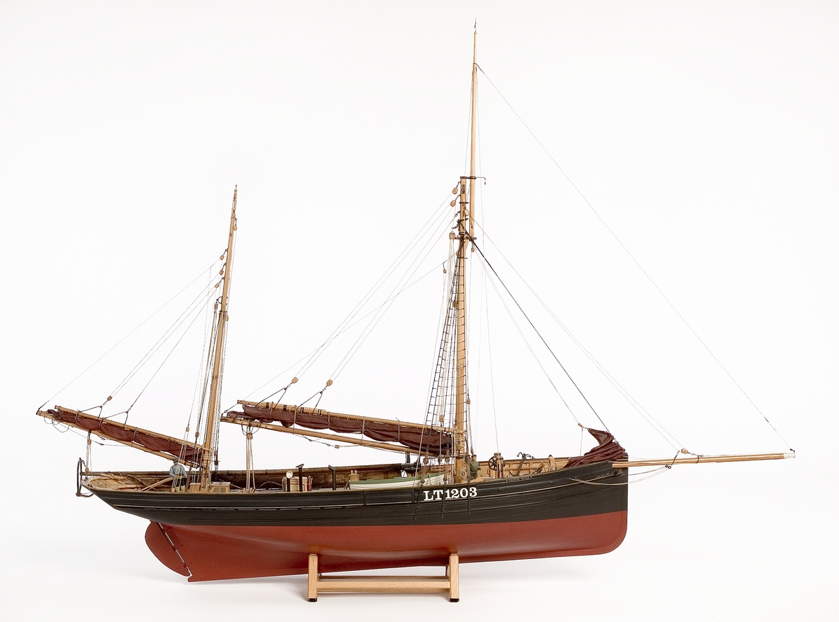 Modell i skala 1:25,4 av kuttern MASTERHAND. Modellen är en exakt kopia av originalet som byggdes 1920 i England. Detaljerna i skutans inre är utförda med like stor omsorg som de ovan däck. Allt finns på plats, från den lilla spiskroken i kabyssen till skepparens rakspegel ovanför kaminen. Erik Swartberg som byggde modellen berättar: Tre år tog det från kölen till vimpeln i toppen. Men då satt jag ofta uppslukad från åtta på morgonen till två på natten.