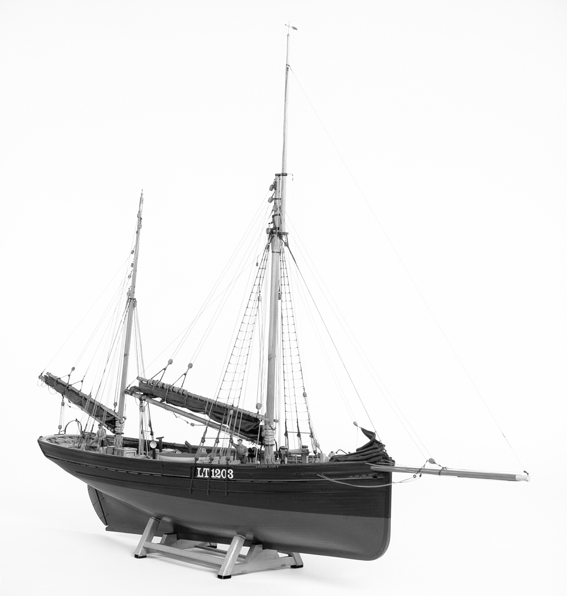 Modell i skala 1:25,4 av kuttern MASTERHAND. Modellen är en exakt kopia av originalet som byggdes 1920 i England. Detaljerna i skutans inre är utförda med like stor omsorg som de ovan däck. Allt finns på plats, från den lilla spiskroken i kabyssen till skepparens rakspegel ovanför kaminen. Erik Swartberg som byggde modellen berättar: Tre år tog det från kölen till vimpeln i toppen. Men då satt jag ofta uppslukad från åtta på morgonen till två på natten.