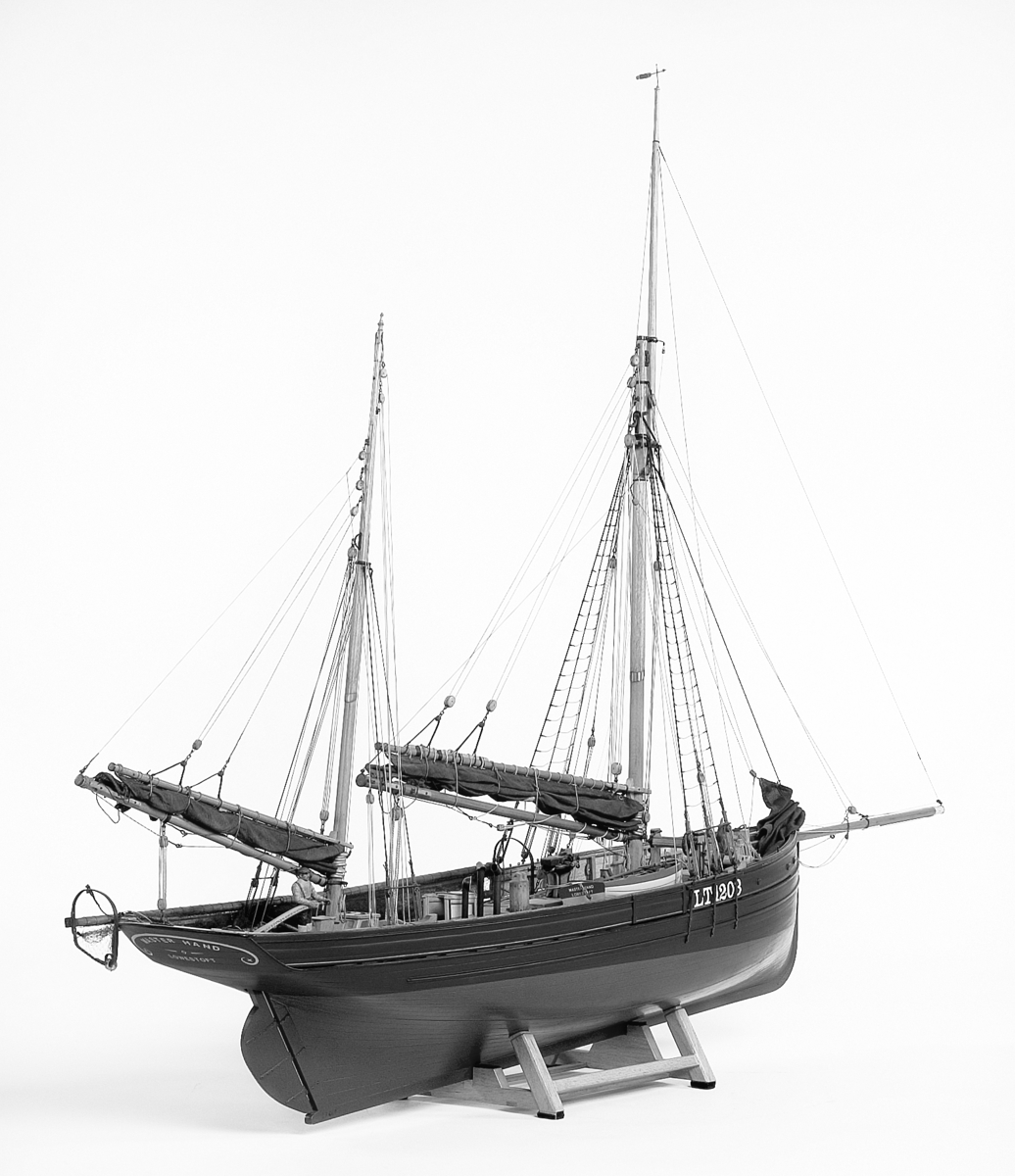 Modell i skala 1:25,4 av kuttern MASTERHAND. Modellen är en exakt kopia av originalet som byggdes 1920 i England. Detaljerna i skutans inre är utförda med like stor omsorg som de ovan däck. Allt finns på plats, från den lilla spiskroken i kabyssen till skepparens rakspegel ovanför kaminen. Erik Swartberg som byggde modellen berättar: Tre år tog det från kölen till vimpeln i toppen. Men då satt jag ofta uppslukad från åtta på morgonen till två på natten.