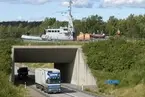 Danska patrullbåten MHV903 Hjortö passerar akvedukten vid Kungs Norrby.