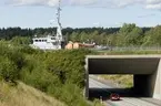 Danska patrullbåten MHV903 Hjortö passerar akvedukten vid Kungs Norrby.