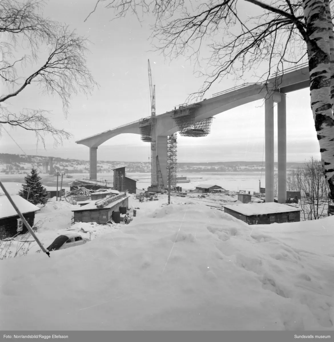 Bygget av Alnöbron, fotograferat för annonsbyrån Ervaco och tidningen Bileko.