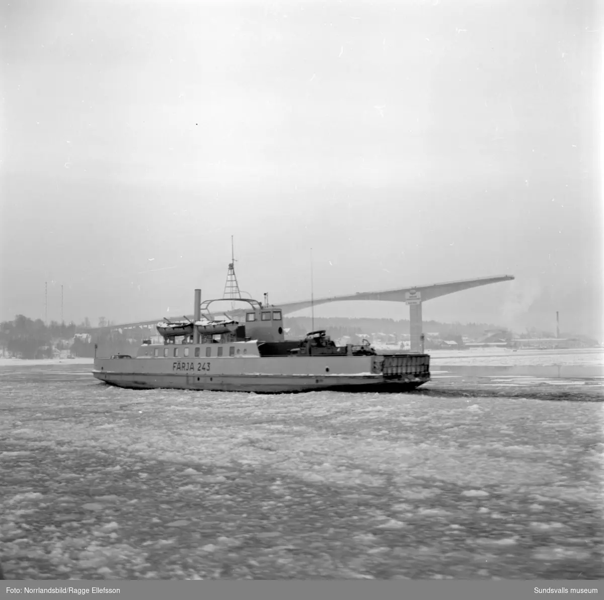 Bygget av Alnöbron, fotograferat för annonsbyrån Ervaco och tidningen Bileko.