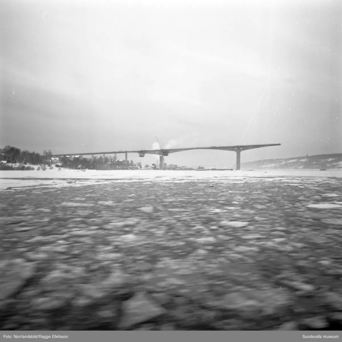 Bygget av Alnöbron, fotograferat för annonsbyrån Ervaco och tidningen Bileko.