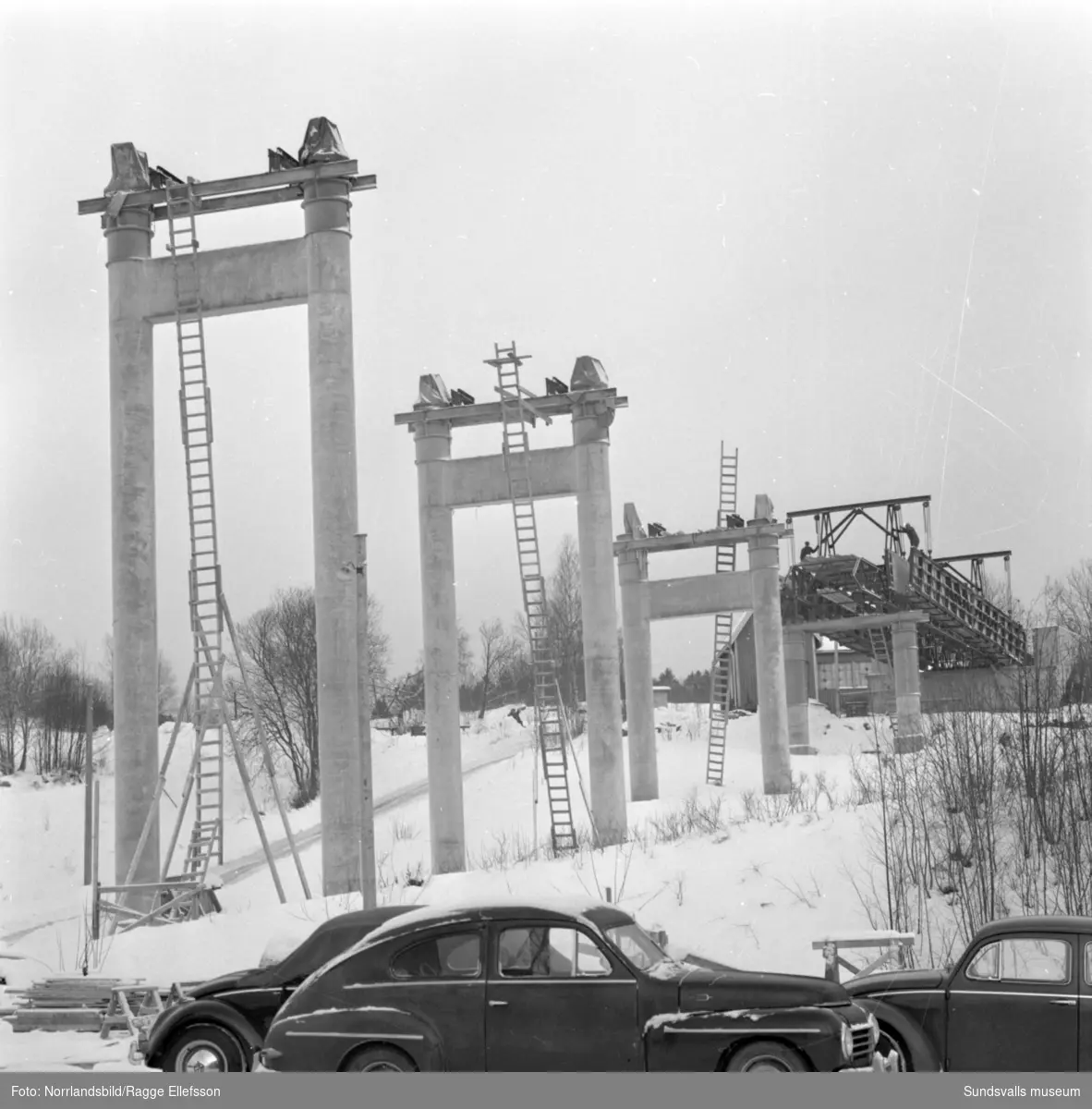 Bygget av Alnöbron, fotograferat för annonsbyrån Ervaco och tidningen Bileko.
