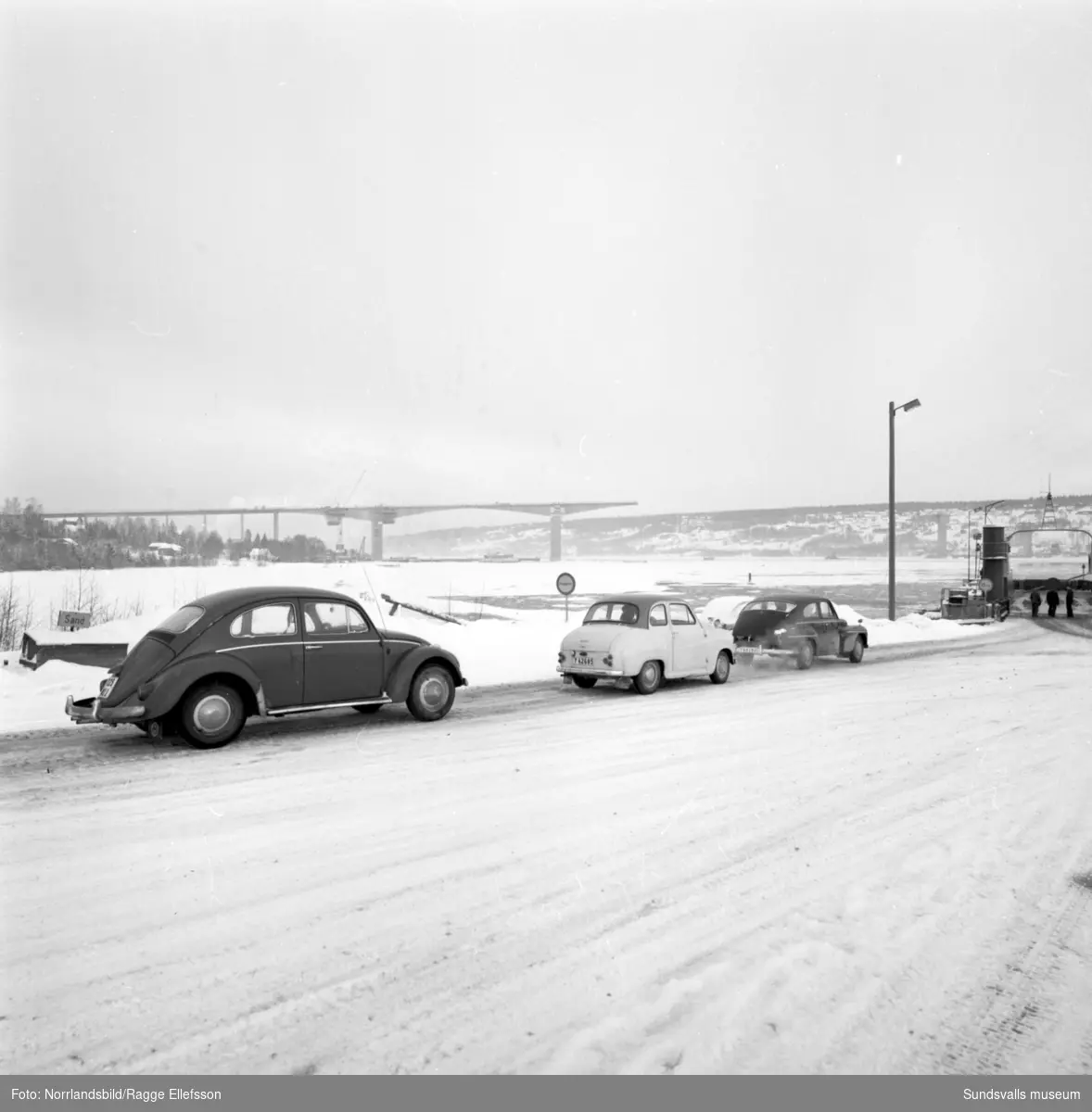 Bygget av Alnöbron, fotograferat för annonsbyrån Ervaco och tidningen Bileko.