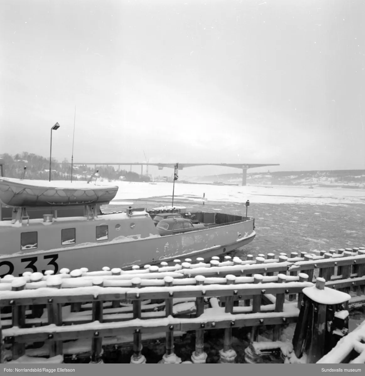 Bygget av Alnöbron, fotograferat för annonsbyrån Ervaco och tidningen Bileko.