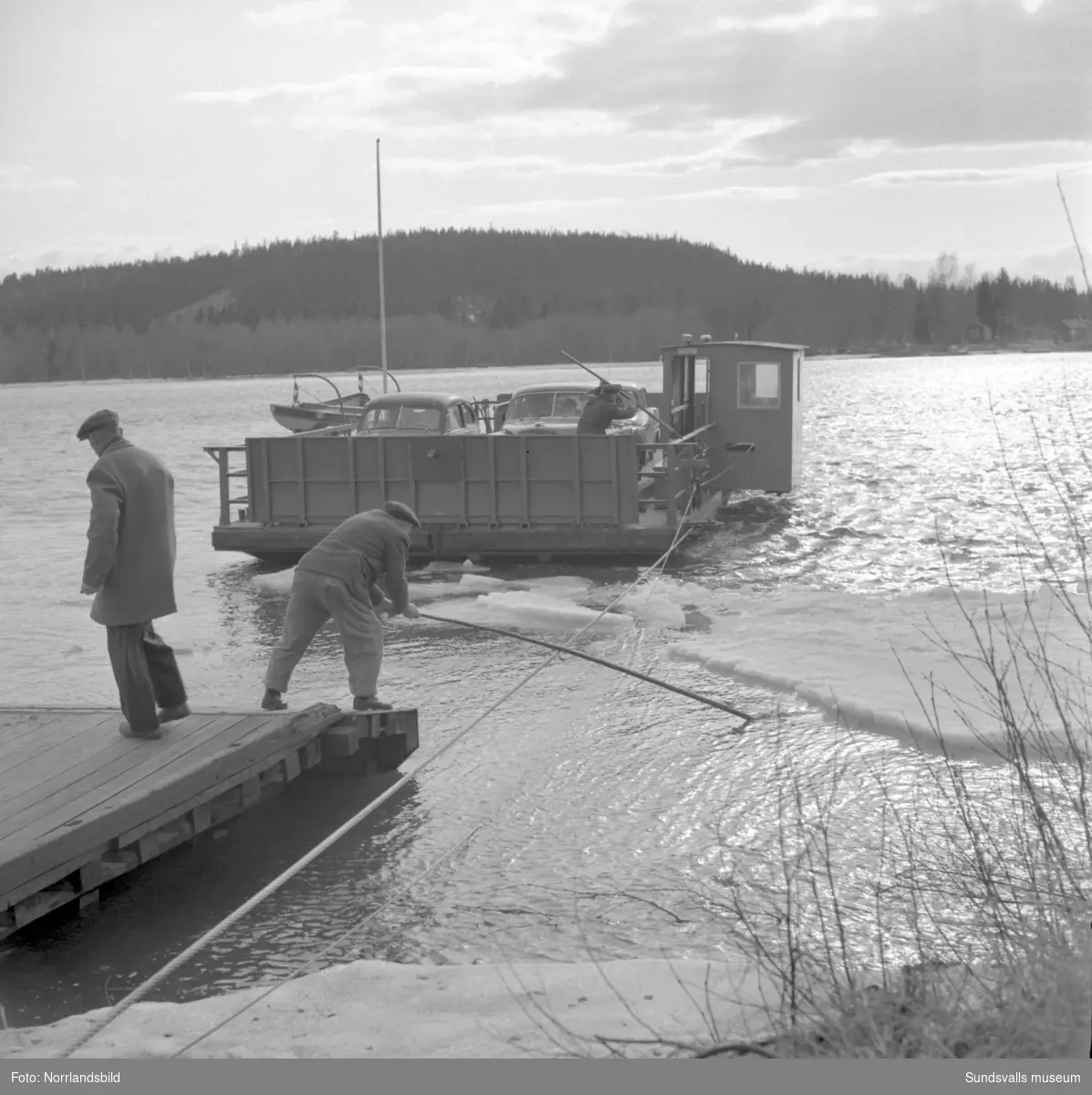 Isen ställer till problem för färjan till Skeppsholmen vid Lövudden.