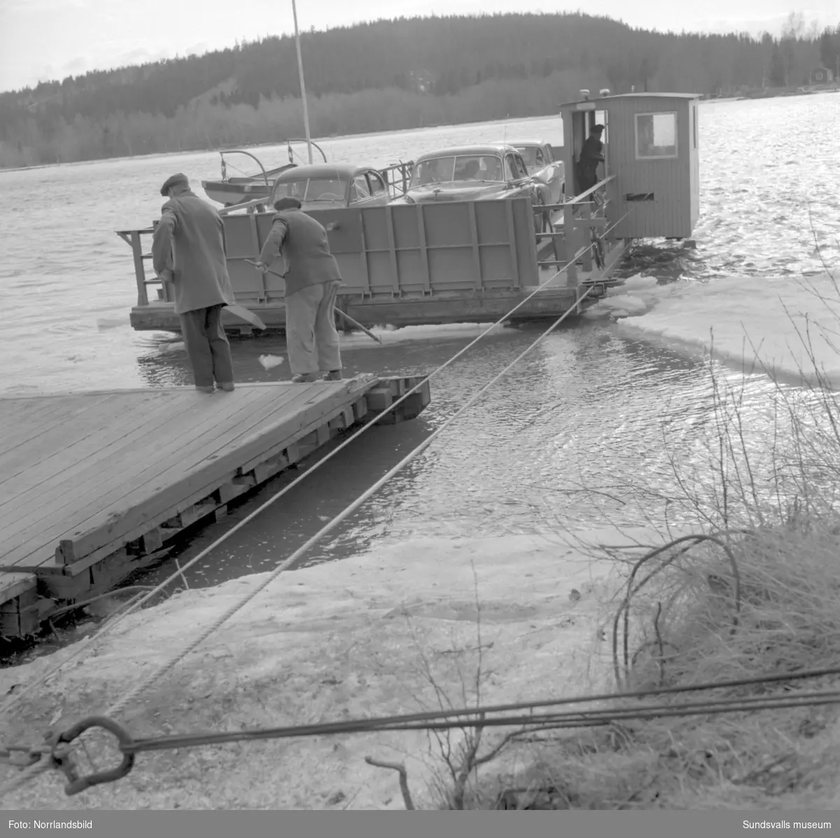 Isen ställer till problem för färjan till Skeppsholmen vid Lövudden.