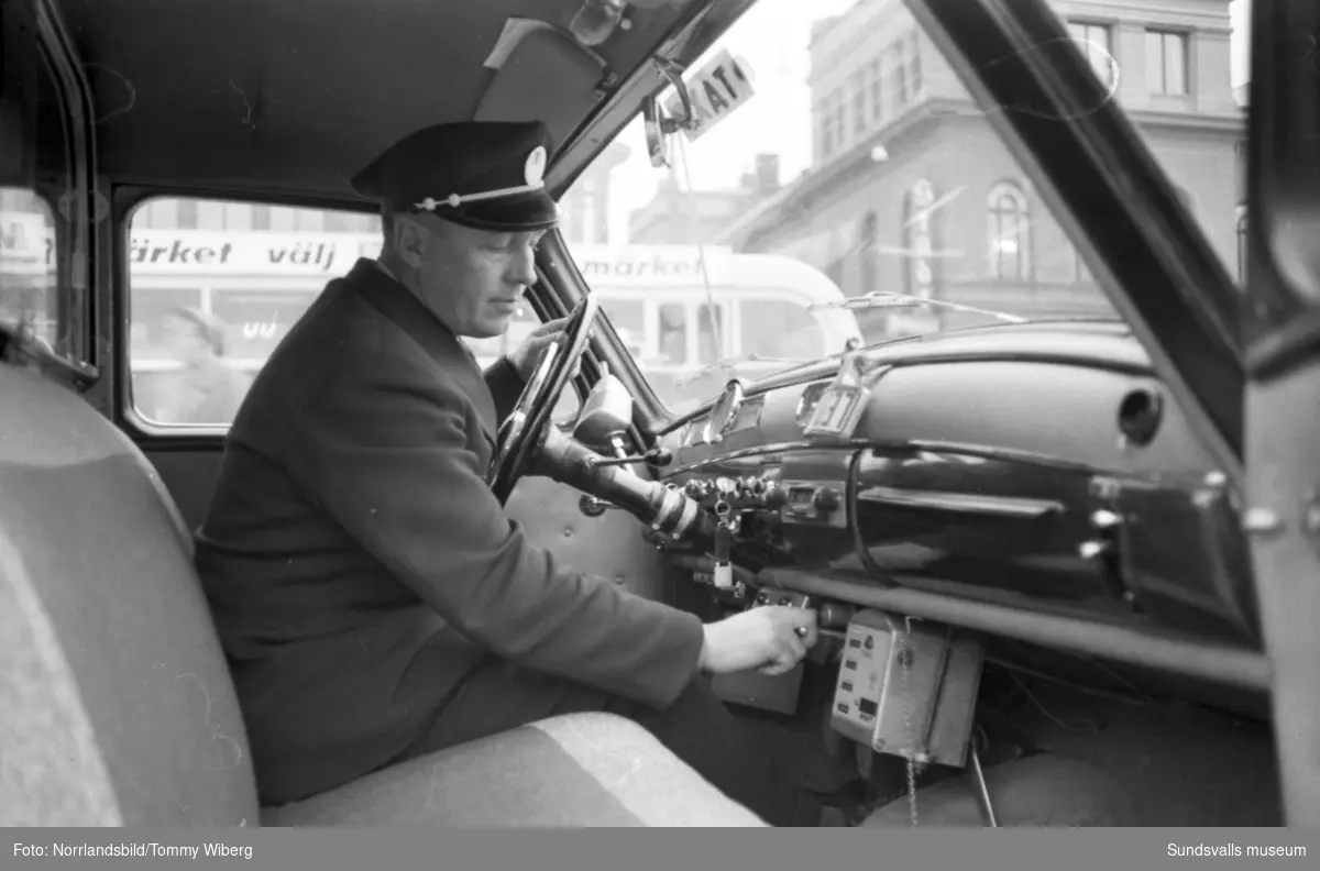 Taxi höjer taxorna. En taxichaufför startar taxametern.