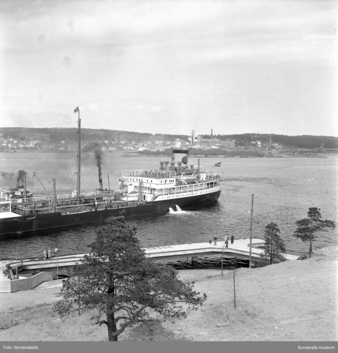 Massor av bilder på tankbåten Katelysia vid Vindskärsvarv. Exteriörer, interiörer, kapten, kabyss, maskinrum med mera.