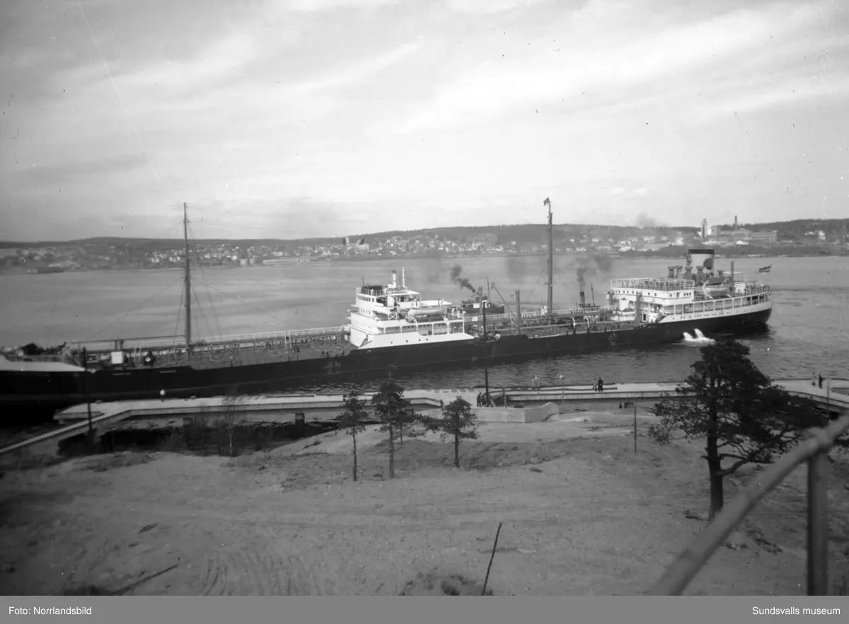 Massor av bilder på tankbåten Katelysia vid Vindskärsvarv. Exteriörer, interiörer, kapten, kabyss, maskinrum med mera.