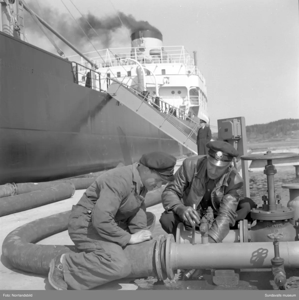 Massor av bilder på tankbåten Katelysia vid Vindskärsvarv. Exteriörer, interiörer, kapten, kabyss, maskinrum med mera.