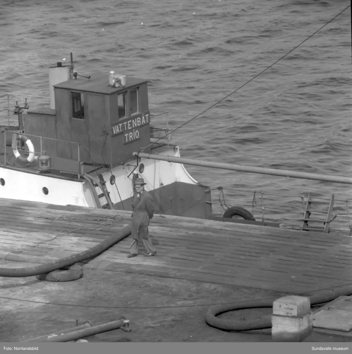 Massor av bilder på tankbåten Katelysia vid Vindskärsvarv. Exteriörer, interiörer, kapten, kabyss, maskinrum med mera.