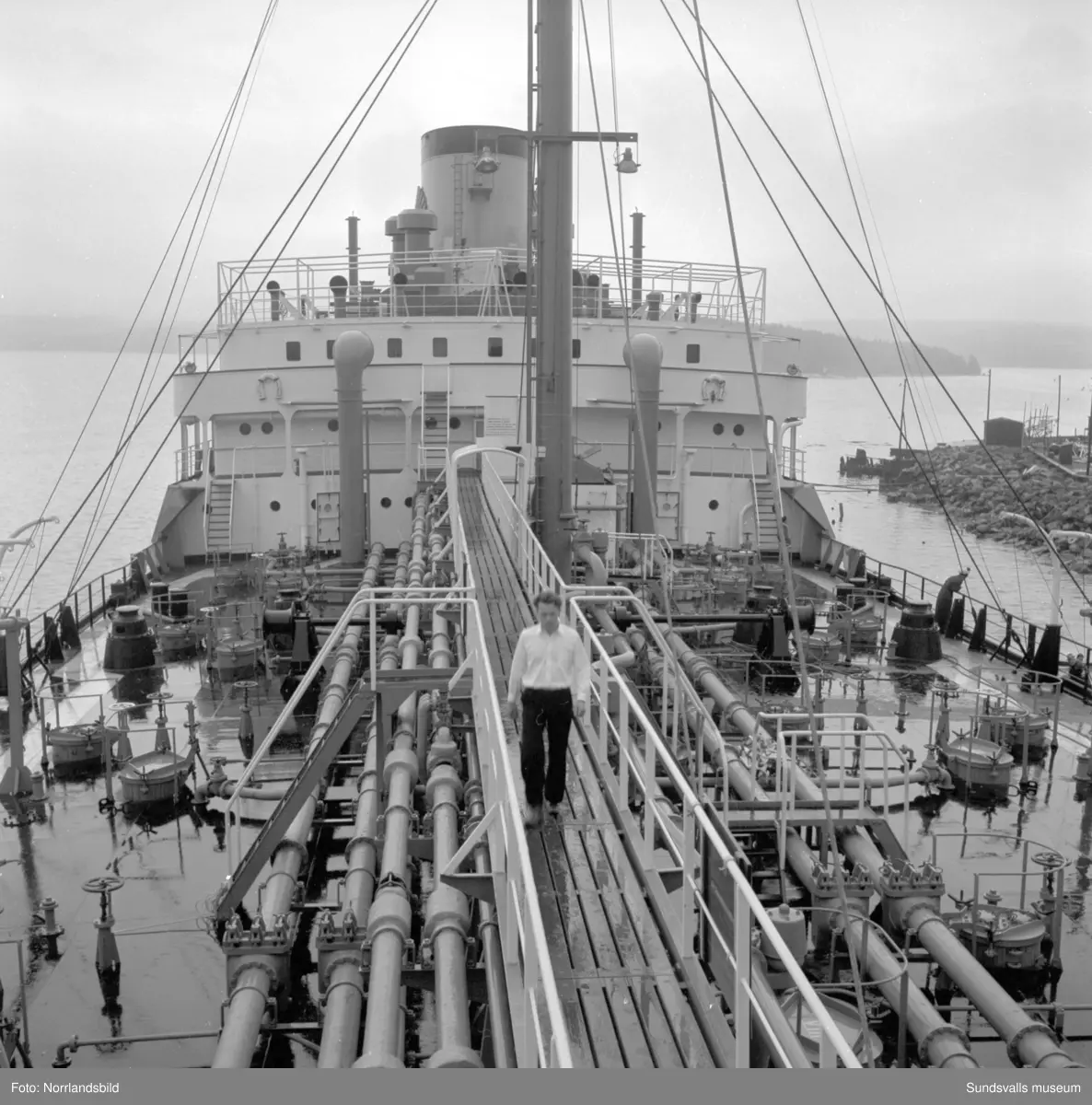 Massor av bilder på tankbåten Katelysia vid Vindskärsvarv. Exteriörer, interiörer, kapten, kabyss, maskinrum med mera.
