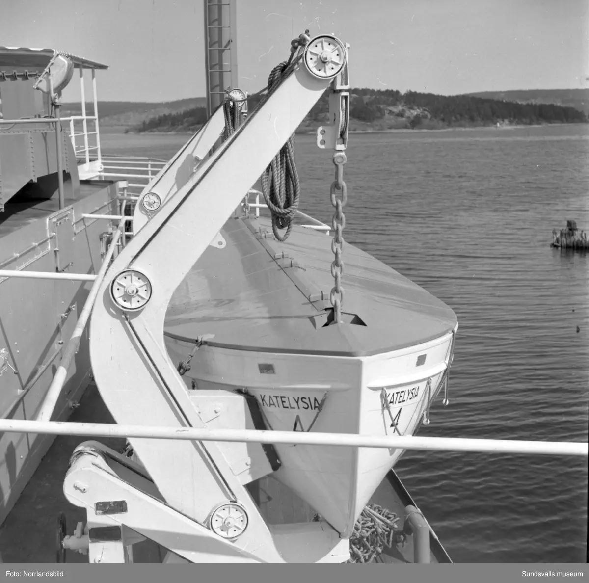 Massor av bilder på tankbåten Katelysia vid Vindskärsvarv. Exteriörer, interiörer, kapten, kabyss, maskinrum med mera.