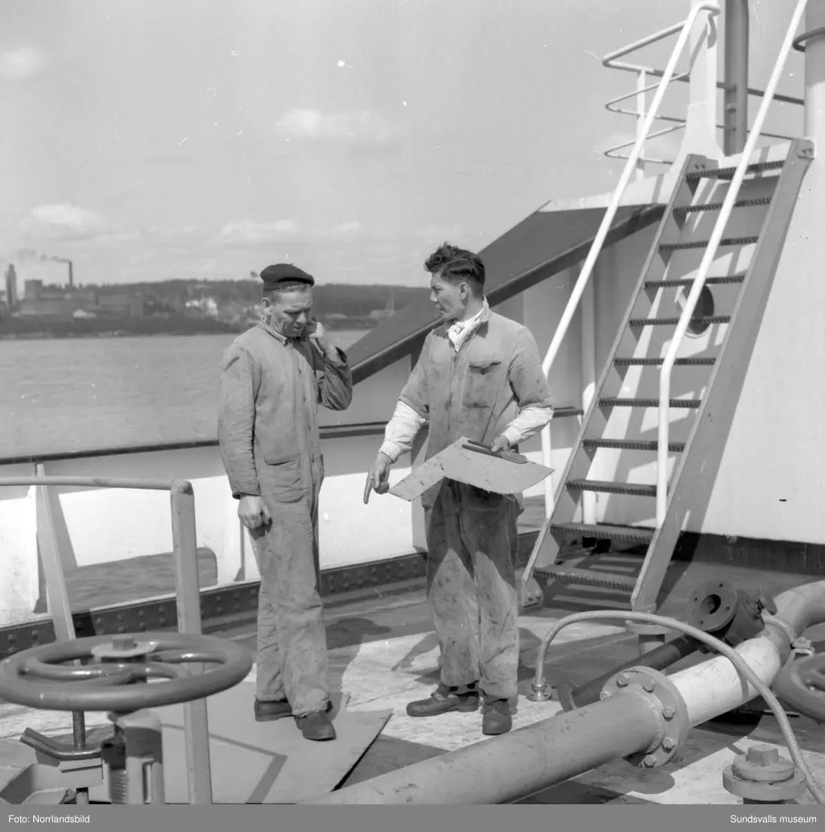 Massor av bilder på tankbåten Katelysia vid Vindskärsvarv. Exteriörer, interiörer, kapten, kabyss, maskinrum med mera.