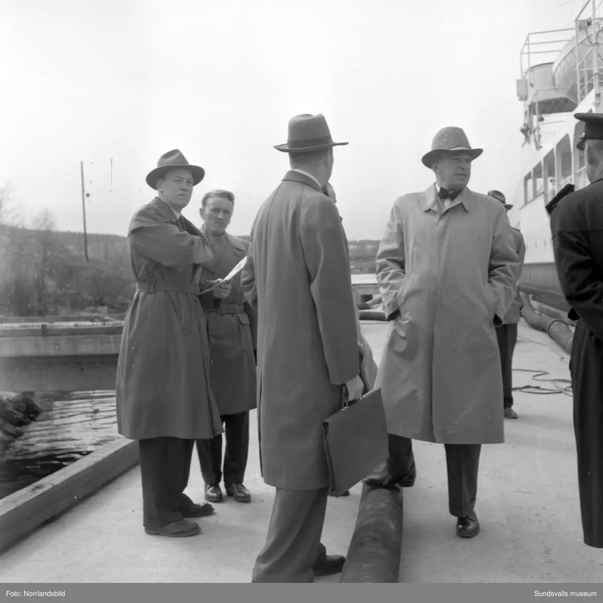 Massor av bilder på tankbåten Katelysia vid Vindskärsvarv. Exteriörer, interiörer, kapten, kabyss, maskinrum med mera.