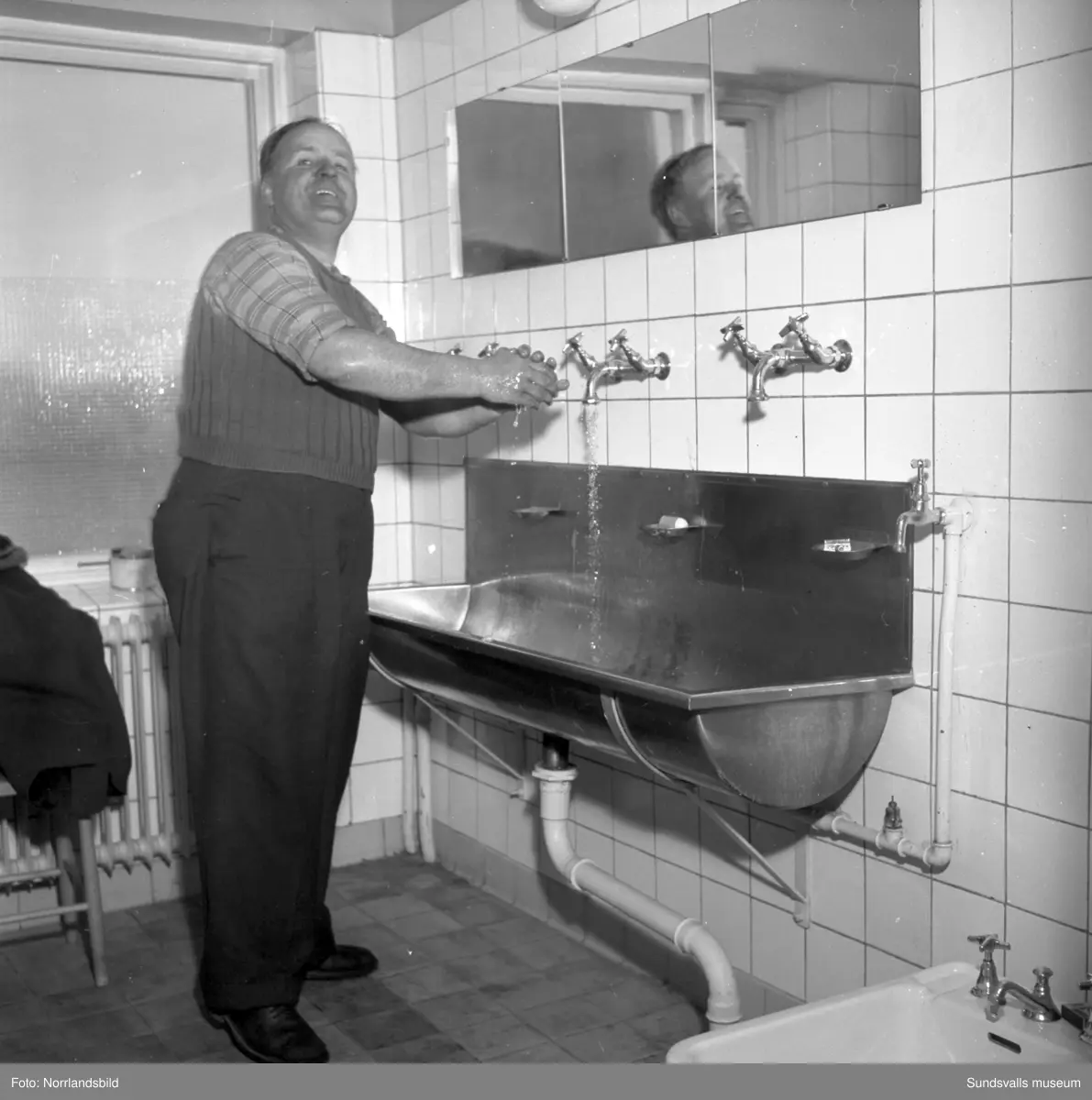 Massor av bilder på tankbåten Katelysia vid Vindskärsvarv. Exteriörer, interiörer, kapten, kabyss, maskinrum med mera.
