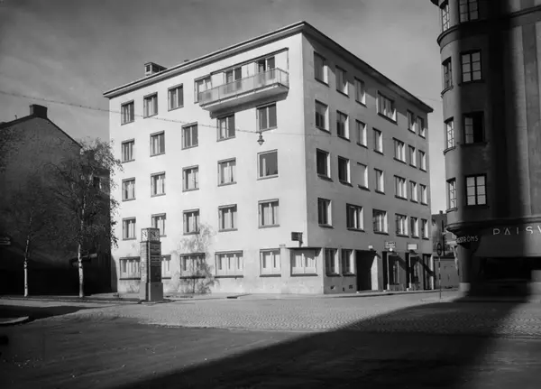 Kv Aeolus efter Köpmangatan 8-12. Kv Apollo skymtar t h. med Bergströms ...