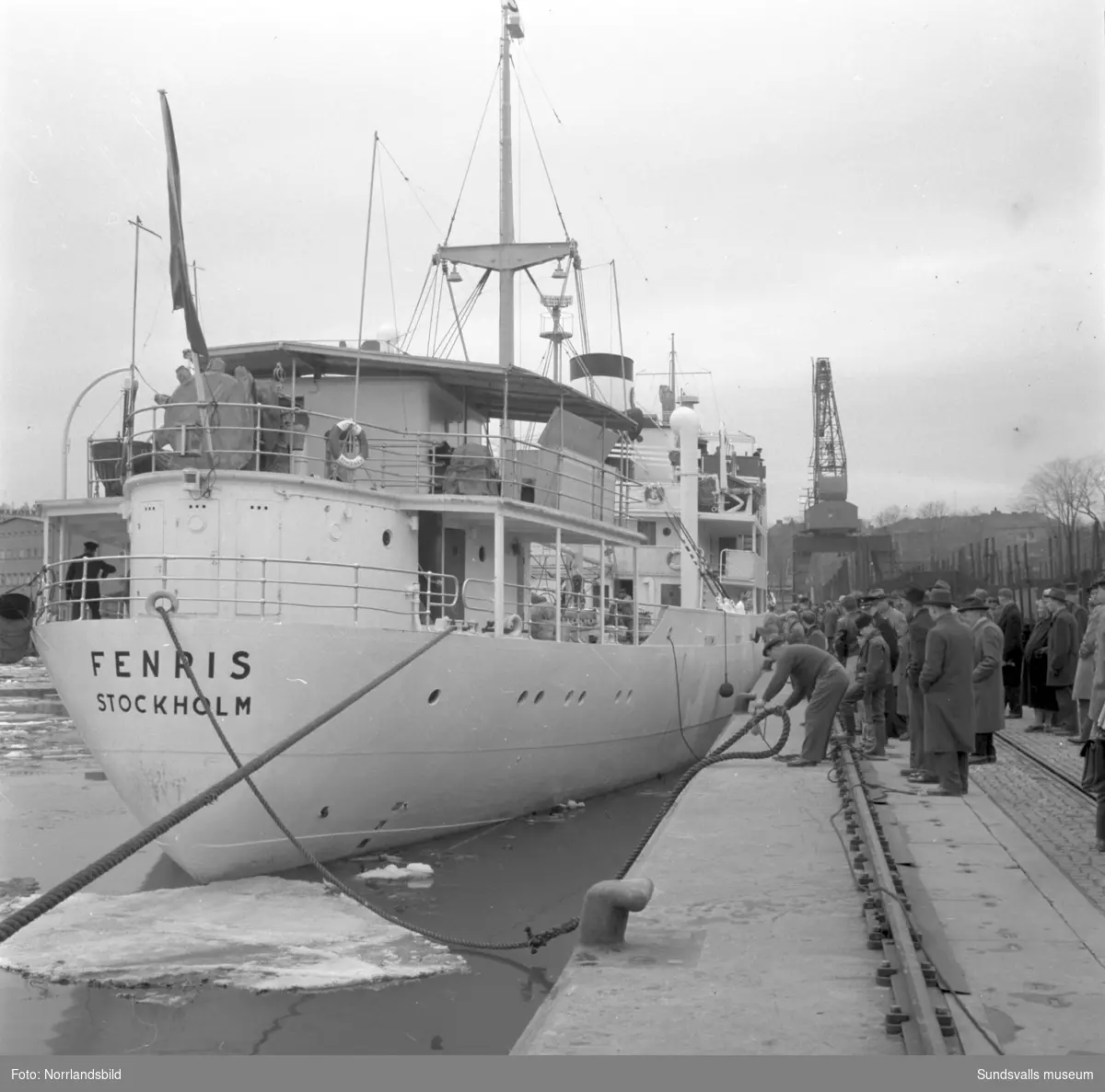 Båten Fenris Stockholm väcker intresse i Sundsvalls hamn. Vårens första båt.