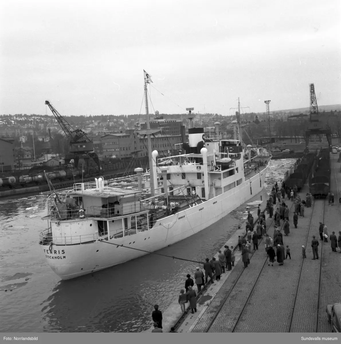 Båten Fenris Stockholm väcker intresse i Sundsvalls hamn. Vårens första båt.