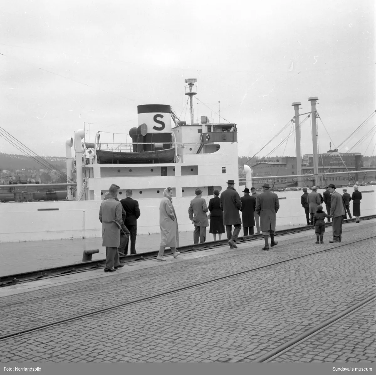 Båten Fenris Stockholm väcker intresse i Sundsvalls hamn. Vårens första båt.