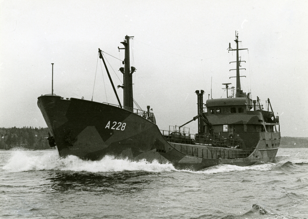 HMS Brännaren efter ombyggnaden. Inköpt från Västtyskland i mars 1972. Ska ersätta marinens tankfartyg Oljaren.