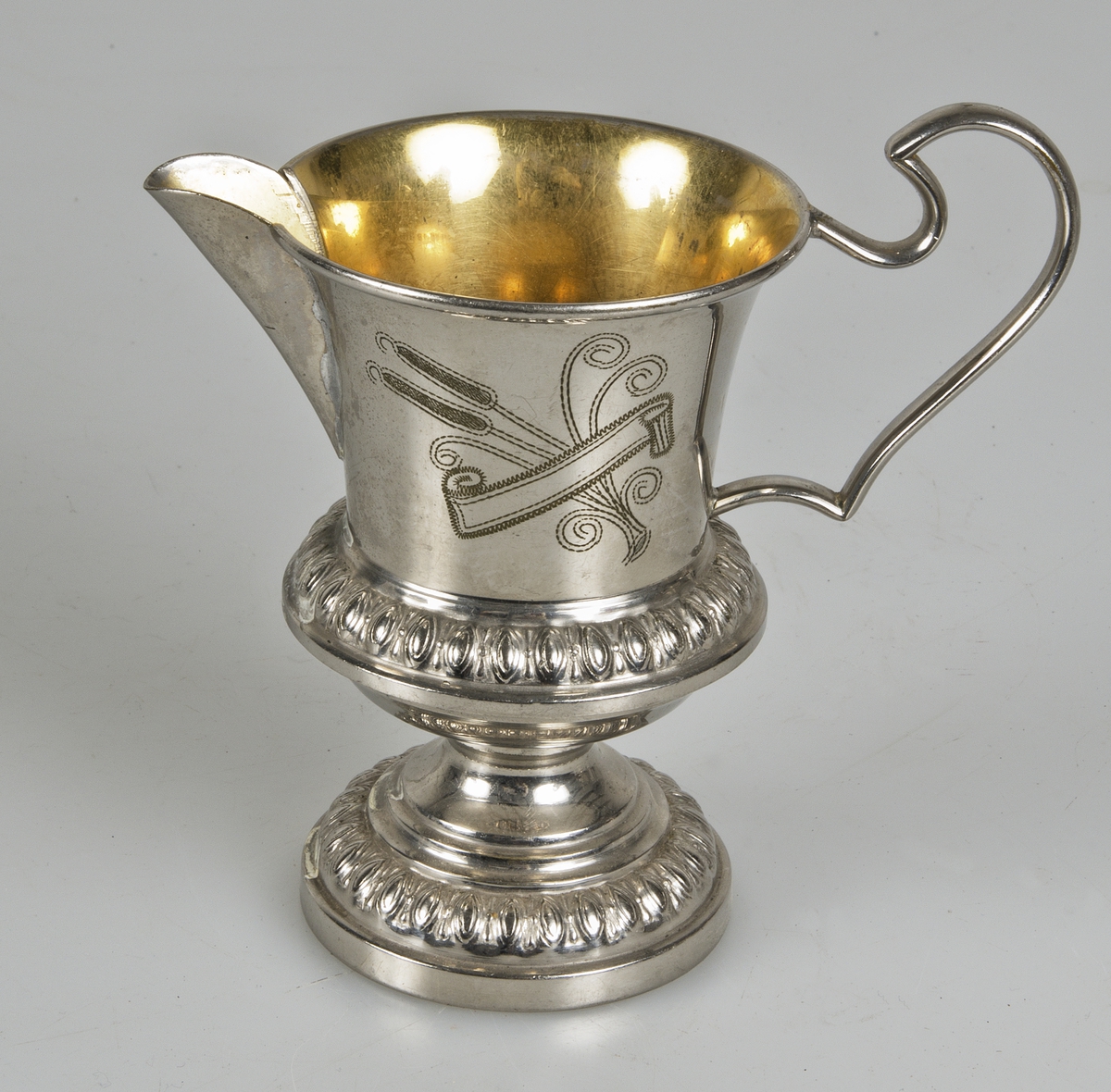 Kaffeservis i tre delar av nickel med pressad bård och trambolerad dekor på sidan. Gräddkannan och sockerskålen invändigt förgyllda. Kannan stämplad i botten 450/1.
