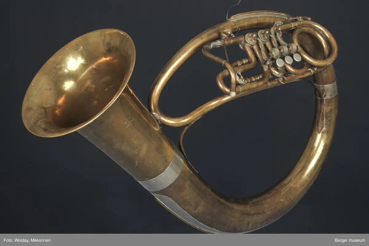 Tuba i ess. Det mangler munnstykke. Ventiltuba.