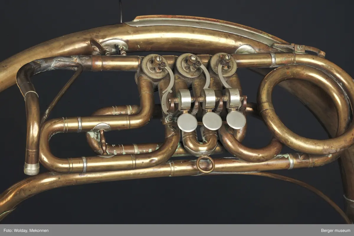 Tuba i ess. Det mangler munnstykke. Ventiltuba.
