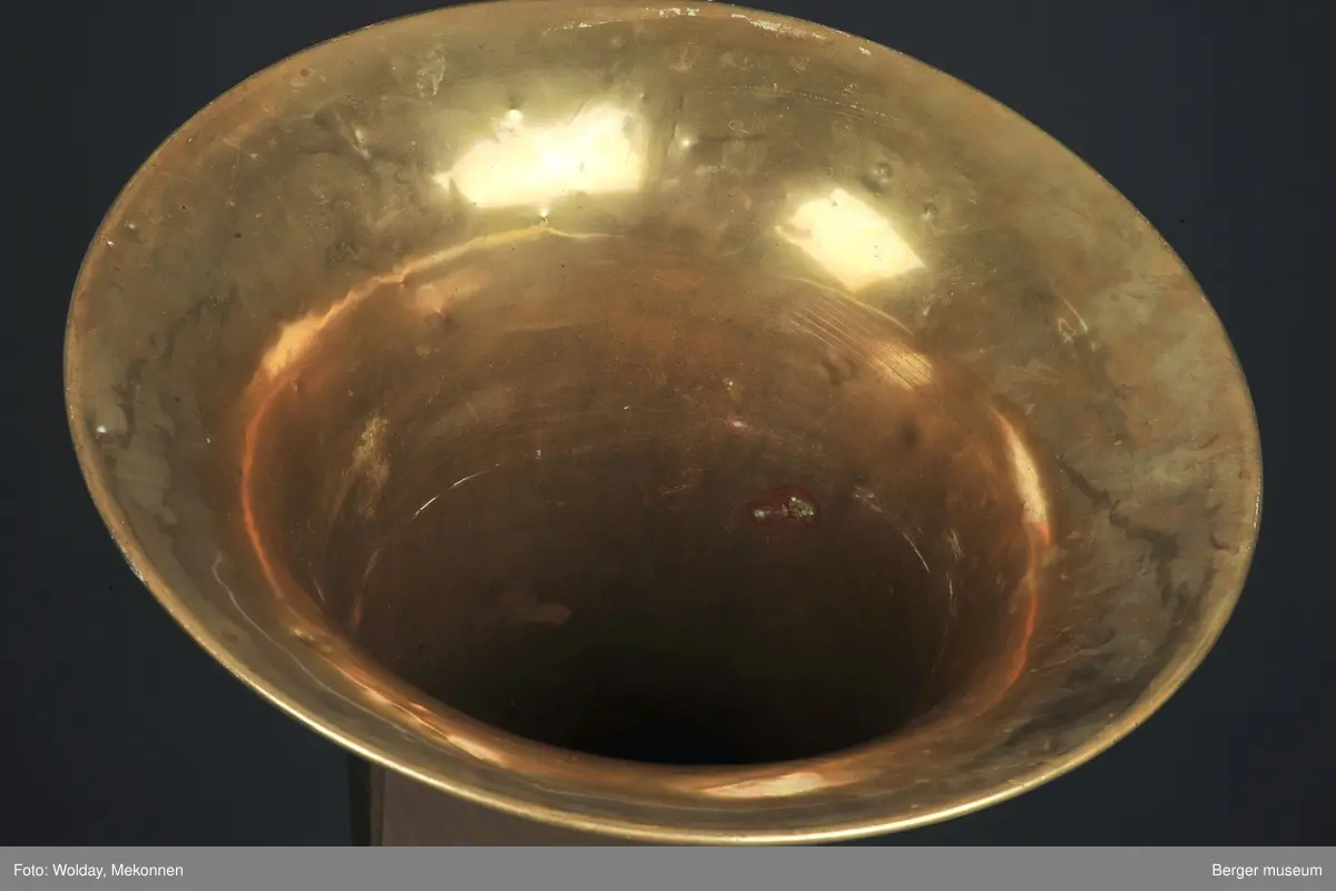 Tuba i ess. Det mangler munnstykke. Ventiltuba.