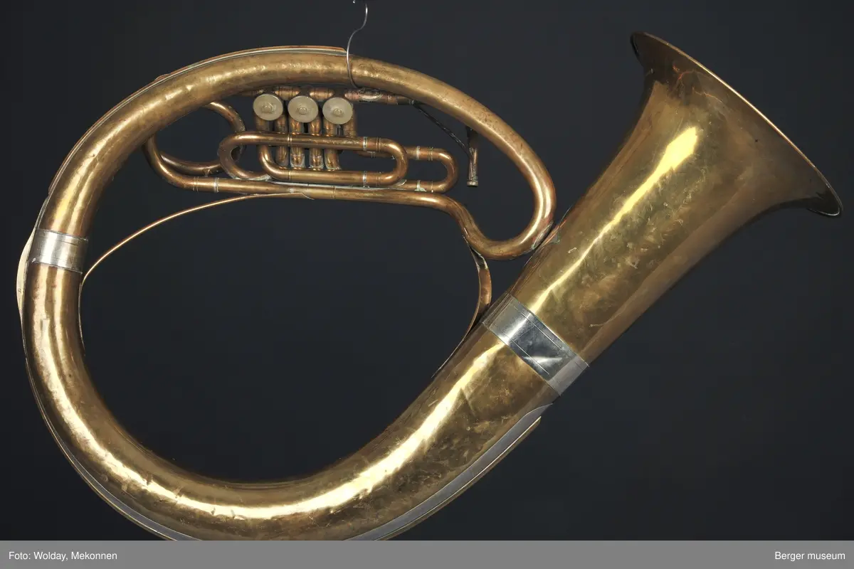Tuba i ess. Det mangler munnstykke. Ventiltuba.