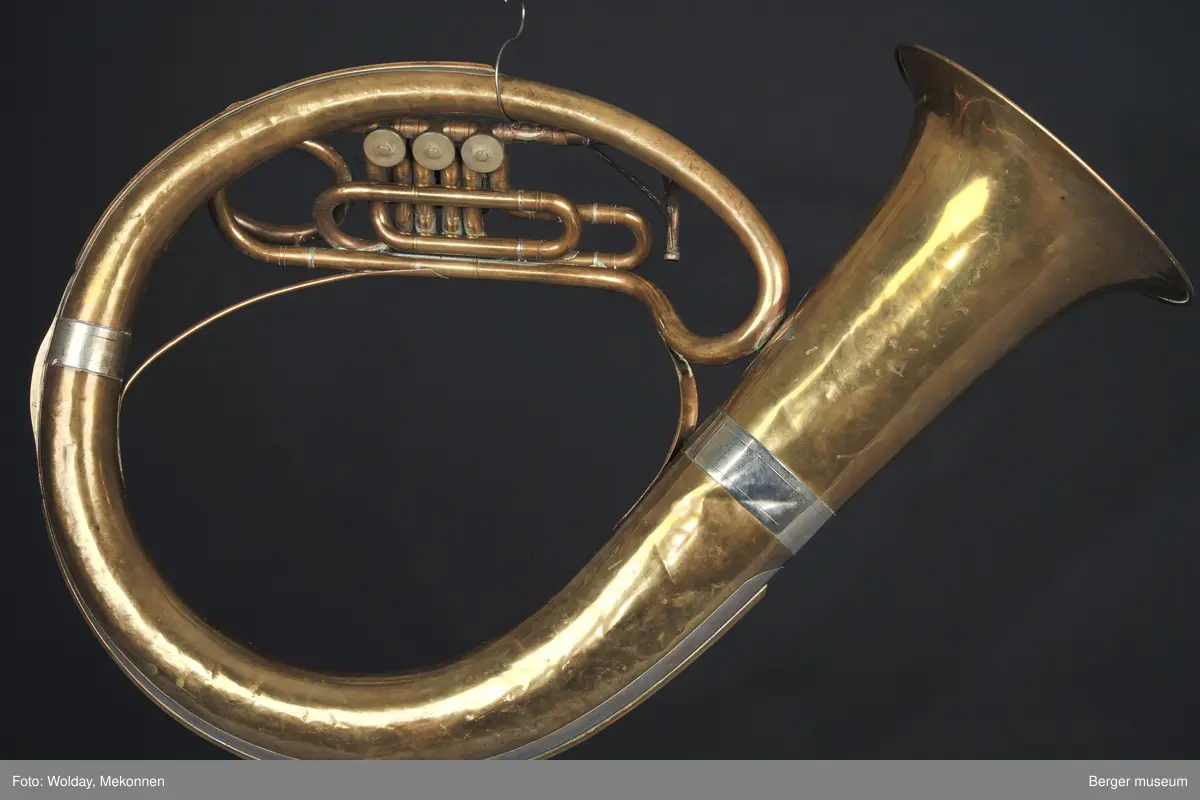 Tuba i ess. Det mangler munnstykke. Ventiltuba.