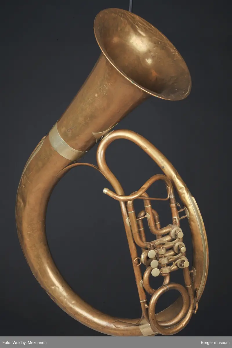 Tuba i ess. Det mangler munnstykke. Ventiltuba.