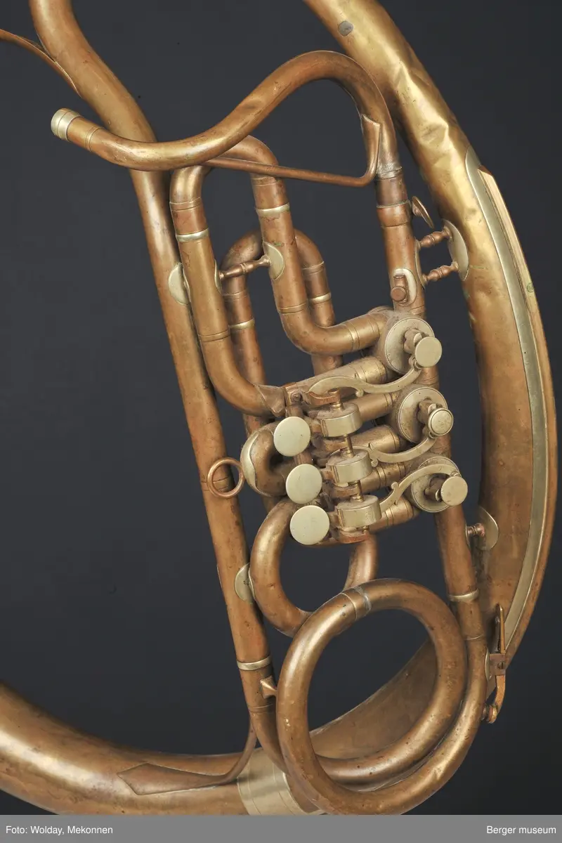 Tuba i ess. Det mangler munnstykke. Ventiltuba.
